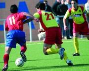 César, de espaldas, y Rodri, en segundo término, se multiplicaron ante el Naval en defensa (Foto: ARCHIVO)