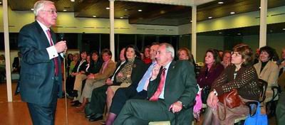 De la Concha habla en presencia del alcalde de Torrelodones, Carlos Galbeño  (Foto: CEDIDA)