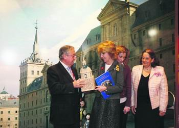 El primer teniente de alcalde entrega a la presidenta regional una réplica del cimborrio del Monasterio en presencia de la gerente de Turismo y de la edil de Servicios Sociales / C. M.