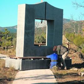 Instalación de la escultura en Navacerrada / JOEL LLORENS