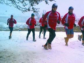 Atletas del CD Castillo entrenando en la nieve del Coto de las Suertes / CEDIDA