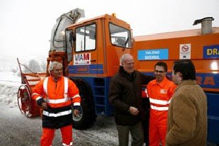 El consejero de Transportes, José Ignacio Echeverría, saludando a algunos de los operarios (Foto: C. M.)