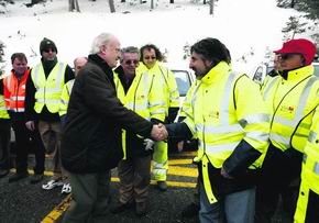 En la página anterior, el consejero José Ignacio Echeverría, en su despacho; sobre estas líneas, saludando a algunos operarios del plan de vialidad invernal de la Comunidad 
de Madrid, este miércoles en el Puerto de Navacerrada / C. M.