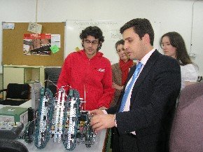 Daniel Pérez, comprobando el funcionamiento del robot (Foto: Cedida)