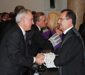 El regidor de Torrelodones, saludando a Vieira en el acto celebrado el viernes (Foto: Cedida)