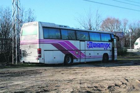 Un autobús abandonado en la zona de Romacalderas, en Villalba, se convierte em ‘narcosala portátil’