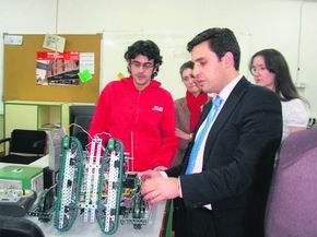 El alcalde de Galapagar acude al instituto Infanta Elena para conocer a los creadores del robot WEGI