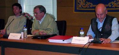 El portavoz de Izquierda Unida, Tomás Alberich (a la derecha), durante el pleno  (Foto: E. P.)