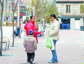 Dos mujeres inmigrantes y un niño, en Galapagar / ARCHIVO