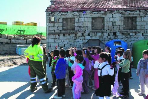 Los alumnos del colegio Clara Campoamor, durante su visita al Punto Limpio / A. O.