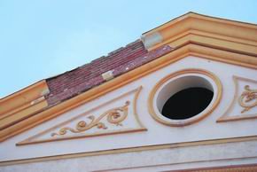 Arriba, detalle de la cornisa del Cine Variedades; sobre estas líneas, zona acordonada en la acera de la calle Pozas / E. P.