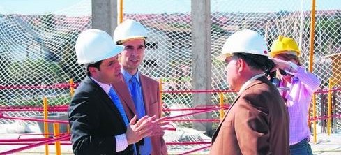 El alcalde (izquierda), hablando con dos de los responsables del proyecto / E. PEÑAS