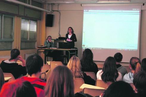 La concejala de Educación y Hacienda visita el instituto Diego Velázquez de Torrelodones