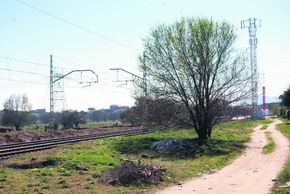 Vista de los terrenos próximos al apeadero de San Yago / E. P.