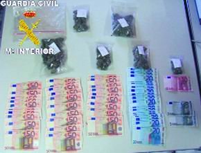 Imagen de la droga y el dinero intervenidos / GUARDIA CIVIL