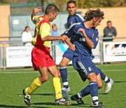 Calvo trata de robarle el balón a Esteban Granero, la gran estrella del filial blanco, en el choque de ida. El marcaje puede repetirse (Foto: ARCHIVO)