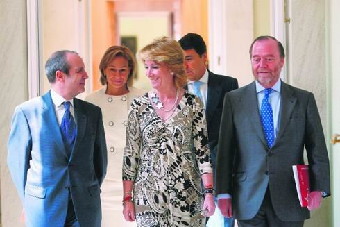 Luis Fernández, Esperanza Aguirre y Gonzalo Aguado, en el acto celebrado ayer / C. MADRID