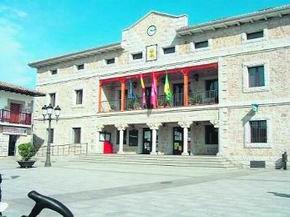 En la fotografía superior, el Ayuntamiento de Manzanares; abajo, el alcalde de esta localidad, Óscar Cerezal / ARCHIVO