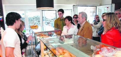 Marisol Casado y Antonio Beteta (en el centro), en un establecimiento de Alpedrete / C. M.