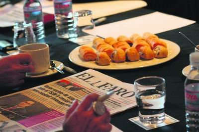 En la página anterior, imagen de este primer desayuno organizado por ‘El Faro’; sobre estas líneas, detalle de la mesa donde tuvo lugar el encuentro / FOTOS: ARANCHA ORTEGA