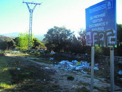 Vertidos junto a la carretera de Villasolita en Galapagar