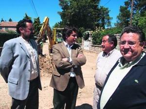 Luis Remacha, Daniel Pérez y José Luis Bautista, hablando con uno de los vecinos / CEDIDA