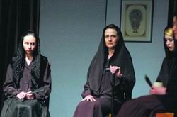 El grupo de teatro del instituto de Guadarrama estrena con gran éxito su montaje de ‘La casa de Bernarda Alba’ en el centro cultural La Torre