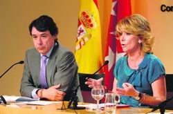 Esperanza Aguirre y el vicepresidente regional, Ignacio González, ayer en rueda de prensa / C. M.