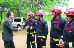 El consejero Francisco Granados saluda a varios efectivos del cuerpo de Bomberos / C. M.