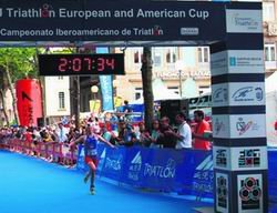 Marina Damlaimcourt celebra su triunfo en la meta de Ferrol / PRENSA FETRI