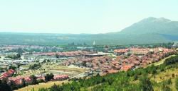 Vista de los nuevos desarrollos de San Lorenzo desde la ladera del monte Abantos / PLATAFORMA CIUDADANA ESCURIALENSE