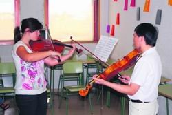 Una de las clases en las aulas de la Casa de Cultura de Torrelodones / ENRIQUE PEÑAs