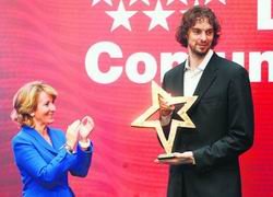 Pau Gasol recibe de manos de Aguirre el tercer Premio Internacional del Deporte de la Comunidad