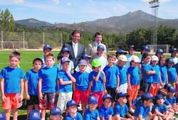 El alcalde y el vicepresidente, posando con varios niños de las escuelas deportivas / C. M.