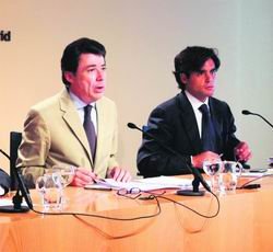 Ignacio González y Juan José Güemes, en rueda de prensa / C. M.