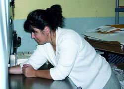 La mujer compatibiliza su carga laboral con la familiar (Foto: M. TAHOCES)