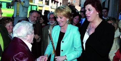 La alcaldesa, Pilar López Partida, con Esperanza Aguirre, en un acto celebrado hace unos meses  (Foto: ARCHIVO)