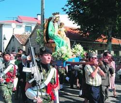 Imagen de la procesión de la Virgen del Rosario, patrona de la localidad / E. P.