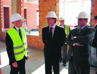 El consejero y el alcalde, durante su visita a las obras del futuro Palacio de Justicia / E. P.