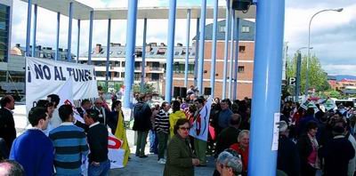 Los manifestantes pidieron al Ejecutivo una consulta popular sobre el proyecto  (Foto: A. O.)