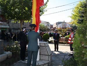 Numerosos vecinos se suman al acto de homenaje a la bandera en la plaza de la Constitución