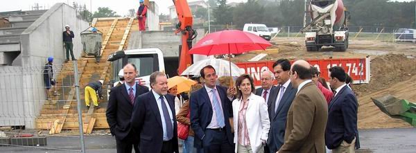 LA VICECONSEJERA ISABEL MARTÍNEZ CUBELLS VISITÓ AYER LAS INSTALACIONES, QUE TAMBIÉN CUENTAN CON CAMPO DE FÚTBOL Y PISTA DE ATLETISMO