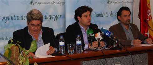 El alcalde, Daniel Pérez (en el centro), junto a los portavoces del PP y la Plataforma, Pedro Hernández y Luis Remacha  (Foto: E. P.)