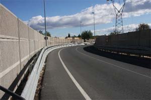 Vista del muro junto a la carretera de circunvalación