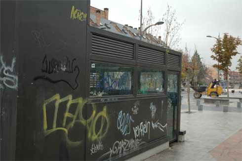 El acceso al aparcamiento de Honorio Lozano también está en un estado lamentable (Foto: Luis Herrero)