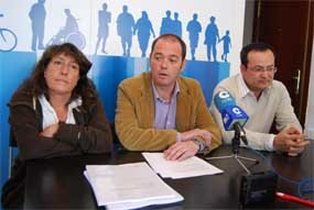 Tres de los concejales del grupo socialista, el martes en rueda de prensa / E. P.