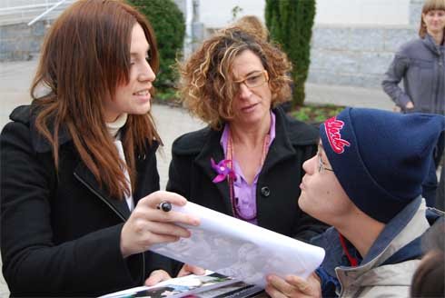 Los integrantes de La Oreja de Van Gogh visitan la sede de la Fundación APASCOVI en Collado Villalba