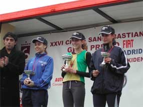 Beatriz Esteban (centro), con la copa de campeona de Madrid lograda en 2008