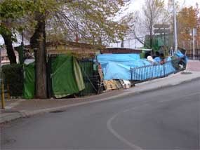 Lamentable estado de abandono en la zona situada junto al puente que cruza las vías del tren en Villalba