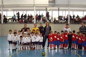 Inma del Moral hace el saque de honor en la presentación de la Liga Sierra Oeste en Valdemorillo